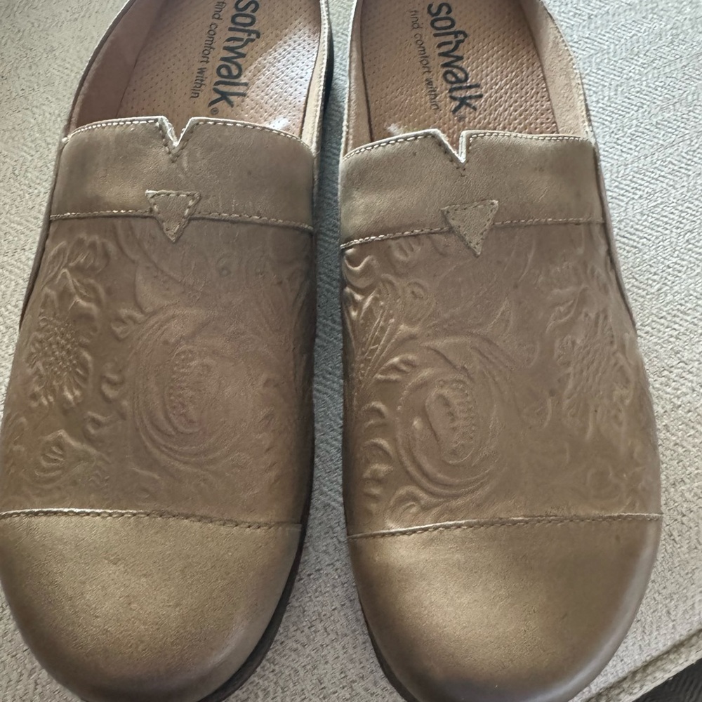SoftWalk Brown Embossed Loafers